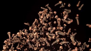 Süper yavaş çekim karanfil baharatları. 1000 fps 'de yüksek hızlı bir kamerayla çekildi. Yüksek kaliteli FullHD görüntüler