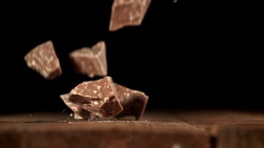 Süper yavaş hareket eden sütlü çikolatalar. 1000 fps 'de yüksek hızlı bir kamerayla çekildi. Yüksek kaliteli FullHD görüntüler