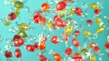 Süper yavaş çekimde çok renkli lolipoplar. 1000 fps 'de yüksek hızlı bir kamerayla çekildi. Yüksek kaliteli FullHD görüntüler