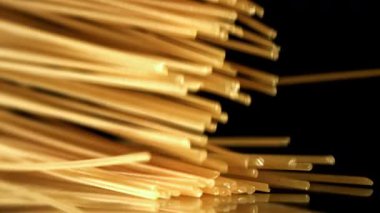 Süper yavaş çekimde makarna. 1000 fps 'de yüksek hızlı bir kamerayla çekildi. Yüksek kaliteli FullHD görüntüler