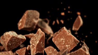 Süper yavaş hareket eden sütlü çikolatalar. 1000 fps 'de yüksek hızlı bir kamerayla çekildi. Yüksek kaliteli FullHD görüntüler