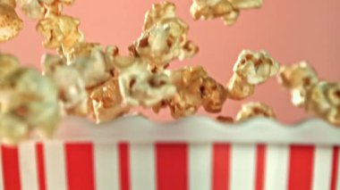 Süper yavaş çekimde uçan patlamış mısır. 1000 fps 'de yüksek hızlı bir kamerayla çekildi. Yüksek kaliteli FullHD görüntüler