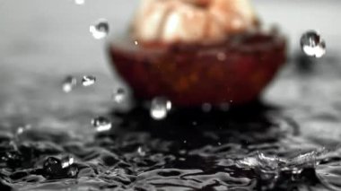 Süper yavaş çekim Taze mangosensler. 1000 fps 'de yüksek hızlı bir kamerayla çekildi. Yüksek kaliteli FullHD görüntüler