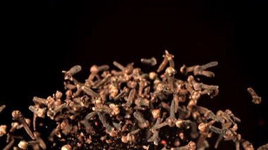 Süper yavaş çekim karanfil baharatları. 1000 fps 'de yüksek hızlı bir kamerayla çekildi. Yüksek kaliteli FullHD görüntüler