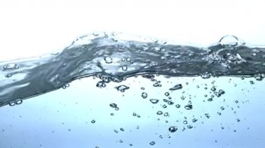 Süper yavaş çekimde hava kabarcıklı mavi su dalgaları. 1000 fps 'de yüksek hızlı bir kamerayla çekildi. Yüksek kaliteli FullHD görüntüler