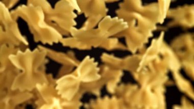 Süper yavaş çekimde uçan kuru farfalle makarna. 1000 fps 'de yüksek hızlı bir kamerayla çekildi. Yüksek kaliteli FullHD görüntüler