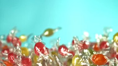 Süper yavaş çekimde çok renkli lolipoplar. 1000 fps 'de yüksek hızlı bir kamerayla çekildi. Yüksek kaliteli FullHD görüntüler