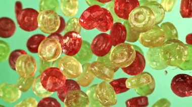 Süper yavaş çekimde çok renkli lolipoplar. 1000 fps 'de yüksek hızlı bir kamerayla çekildi. Yüksek kaliteli FullHD görüntüler
