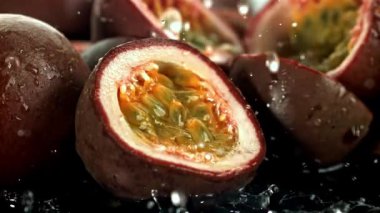 Süper yavaş çekim tutku meyveleri. 1000 fps 'de yüksek hızlı bir kamerayla çekildi. Yüksek kaliteli FullHD görüntüler