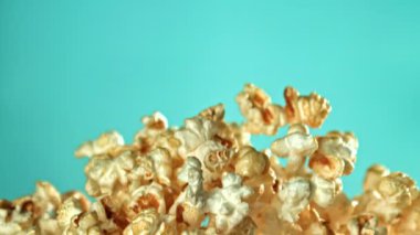 Süper yavaş çekimde uçan patlamış mısır. 1000 fps 'de yüksek hızlı bir kamerayla çekildi. Yüksek kaliteli FullHD görüntüler