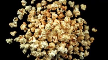 Süper yavaş çekimde uçan patlamış mısır. 1000 fps 'de yüksek hızlı bir kamerayla çekildi. Yüksek kaliteli FullHD görüntüler