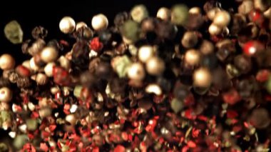 Süper yavaş çekimde biber. 1000 fps 'de yüksek hızlı bir kamerayla çekildi. Yüksek kaliteli FullHD görüntüler