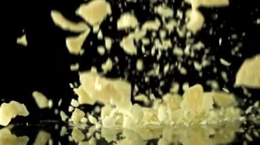 Süper yavaş çekimde beyaz çikolata parçaları. 1000 fps 'de yüksek hızlı bir kamerayla çekildi. Yüksek kaliteli FullHD görüntüler