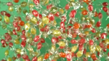 Süper yavaş çekimde çok renkli lolipoplar. 1000 fps 'de yüksek hızlı bir kamerayla çekildi. Yüksek kaliteli FullHD görüntüler