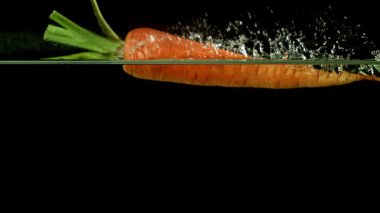 Süper yavaş çekimde taze havuç. 1000 fps 'de yüksek hızlı bir kamerayla çekildi. Yüksek kaliteli FullHD görüntüler