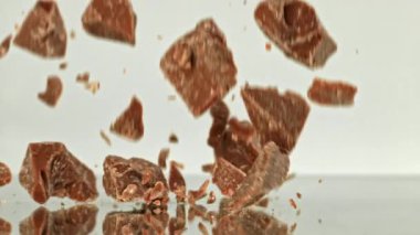 Süper yavaş hareket eden sütlü çikolatalar. 1000 fps 'de yüksek hızlı bir kamerayla çekildi. Yüksek kaliteli FullHD görüntüler