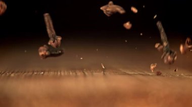 Süper yavaş çekim karanfil baharatları. 1000 fps 'de yüksek hızlı bir kamerayla çekildi. Yüksek kaliteli FullHD görüntüler