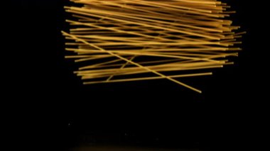 Süper yavaş çekimde makarna. 1000 fps 'de yüksek hızlı bir kamerayla çekildi. Yüksek kaliteli FullHD görüntüler