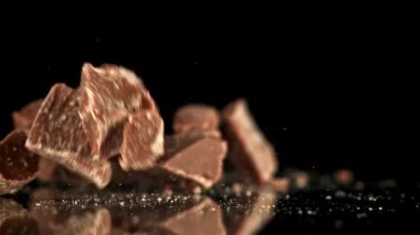 Süper yavaş hareket eden sütlü çikolatalar. 1000 fps 'de yüksek hızlı bir kamerayla çekildi. Yüksek kaliteli FullHD görüntüler