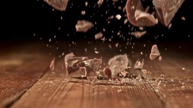 Süper yavaş hareket eden sütlü çikolatalar. 1000 fps 'de yüksek hızlı bir kamerayla çekildi. Yüksek kaliteli FullHD görüntüler