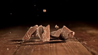 Süper yavaş hareket eden sütlü çikolatalar. 1000 fps 'de yüksek hızlı bir kamerayla çekildi. Yüksek kaliteli FullHD görüntüler