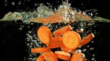 Süper yavaş hareket eden havuç dilimleri. 1000 fps 'de yüksek hızlı bir kamerayla çekildi. Yüksek kaliteli FullHD görüntüler