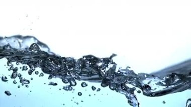 Süper yavaş çekimde hava kabarcıklı mavi su dalgaları. 1000 fps 'de yüksek hızlı bir kamerayla çekildi. Yüksek kaliteli FullHD görüntüler