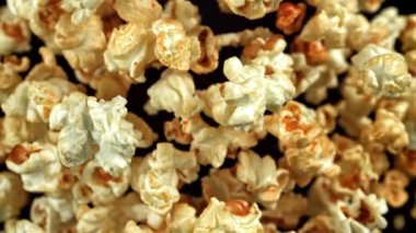 Süper yavaş çekimde uçan patlamış mısır. 1000 fps 'de yüksek hızlı bir kamerayla çekildi. Yüksek kaliteli FullHD görüntüler