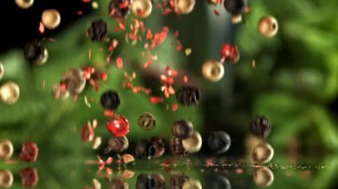 Süper yavaş çekimde biber. 1000 fps 'de yüksek hızlı bir kamerayla çekildi. Yüksek kaliteli FullHD görüntüler