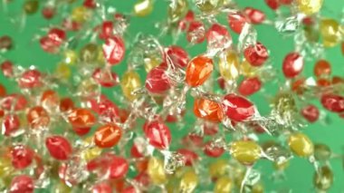 Süper yavaş çekimde çok renkli lolipoplar. 1000 fps 'de yüksek hızlı bir kamerayla çekildi. Yüksek kaliteli FullHD görüntüler