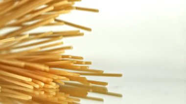 Süper yavaş çekimde makarna. 1000 fps 'de yüksek hızlı bir kamerayla çekildi. Yüksek kaliteli FullHD görüntüler