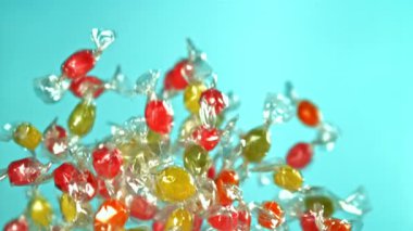 Süper yavaş çekimde çok renkli lolipoplar. 1000 fps 'de yüksek hızlı bir kamerayla çekildi. Yüksek kaliteli FullHD görüntüler