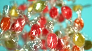 Süper yavaş çekimde renkli şekerler. 1000 fps 'de yüksek hızlı bir kamerayla çekildi. Yüksek kaliteli FullHD görüntüler