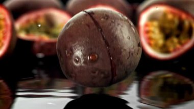 Süper yavaş çekim tutku meyveleri. 1000 fps 'de yüksek hızlı bir kamerayla çekildi. Yüksek kaliteli FullHD görüntüler