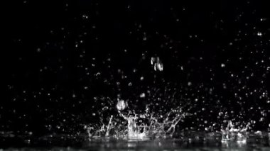 Süper yavaş çekim yağmur damlaları. 1000 fps 'de yüksek hızlı bir kamerayla çekildi. Yüksek kaliteli FullHD görüntüler