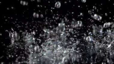 Süper yavaş çekim yağmur damlaları. 1000 fps 'de yüksek hızlı bir kamerayla çekildi. Yüksek kaliteli FullHD görüntüler