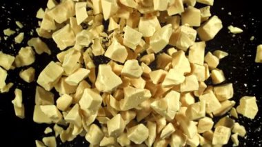 Süper yavaş çekimde beyaz çikolata parçaları. 1000 fps 'de yüksek hızlı bir kamerayla çekildi. Yüksek kaliteli FullHD görüntüler