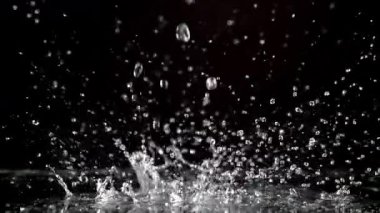 Süper yavaş çekim yağmur damlaları. 1000 fps 'de yüksek hızlı bir kamerayla çekildi. Yüksek kaliteli FullHD görüntüler