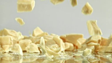 Süper yavaş çekimde beyaz çikolata parçaları. 1000 fps 'de yüksek hızlı bir kamerayla çekildi. Yüksek kaliteli FullHD görüntüler