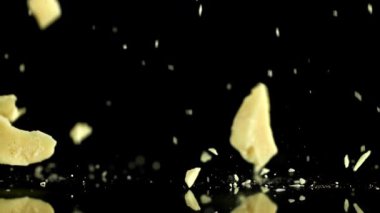 Süper yavaş çekimde beyaz çikolata parçaları. 1000 fps 'de yüksek hızlı bir kamerayla çekildi. Yüksek kaliteli FullHD görüntüler