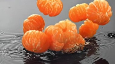Süper yavaş çekim taze soyulmuş mandalina. 1000 fps 'de yüksek hızlı bir kamerayla çekildi. Yüksek kaliteli FullHD görüntüler