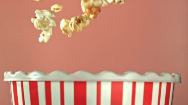 Süper yavaş çekimde uçan patlamış mısır. 1000 fps 'de yüksek hızlı bir kamerayla çekildi. Yüksek kaliteli FullHD görüntüler