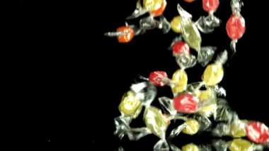 Süper yavaş çekimde çok renkli lolipoplar. 1000 fps 'de yüksek hızlı bir kamerayla çekildi. Yüksek kaliteli FullHD görüntüler