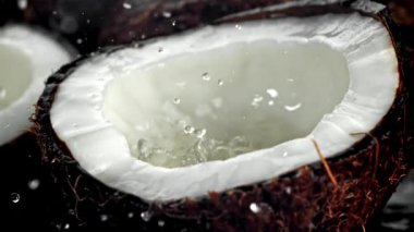 Süper yavaş çekim taze topikal hindistan cevizleri. 1000 fps 'de yüksek hızlı bir kamerayla çekildi. Yüksek kaliteli FullHD görüntüler