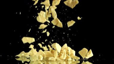Süper yavaş çekimde beyaz çikolata parçaları. 1000 fps 'de yüksek hızlı bir kamerayla çekildi. Yüksek kaliteli FullHD görüntüler
