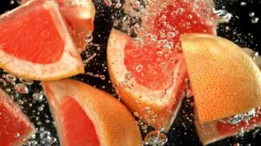 Süper yavaş çekimde taze greyfurt parçaları. 1000 fps 'de yüksek hızlı bir kamerayla çekildi. Yüksek kaliteli FullHD görüntüler