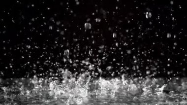 Süper yavaş çekim yağmur damlaları. 1000 fps 'de yüksek hızlı bir kamerayla çekildi. Yüksek kaliteli FullHD görüntüler