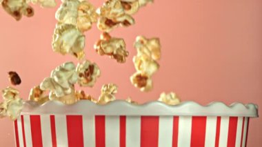 Süper yavaş çekimde uçan patlamış mısır. 1000 fps 'de yüksek hızlı bir kamerayla çekildi. Yüksek kaliteli FullHD görüntüler