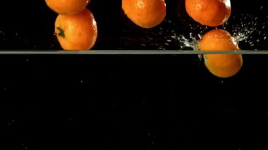 Süper yavaş çekimde taze mandalina. 1000 fps 'de yüksek hızlı bir kamerayla çekildi. Yüksek kaliteli FullHD görüntüler
