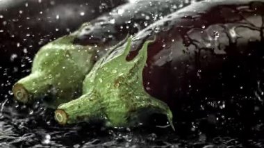 Süper yavaş çekim taze patlıcan, su sıçraması ve damla damla. 1000 fps 'de yüksek hızlı bir kamerayla çekildi. Yüksek kaliteli FullHD görüntüler
